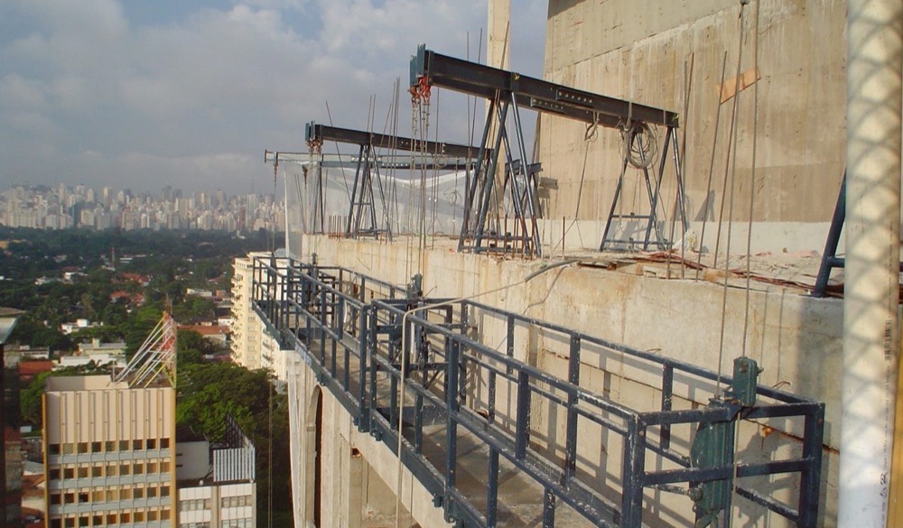 Balancim da Pórtico Real suspenso na fachada de um prédio alto em São Paulo